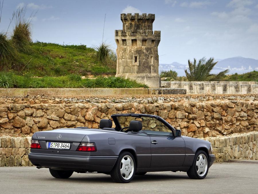  Mercedes-Benz E220 Cabriolet 1993 года  (фото 5 из 27)